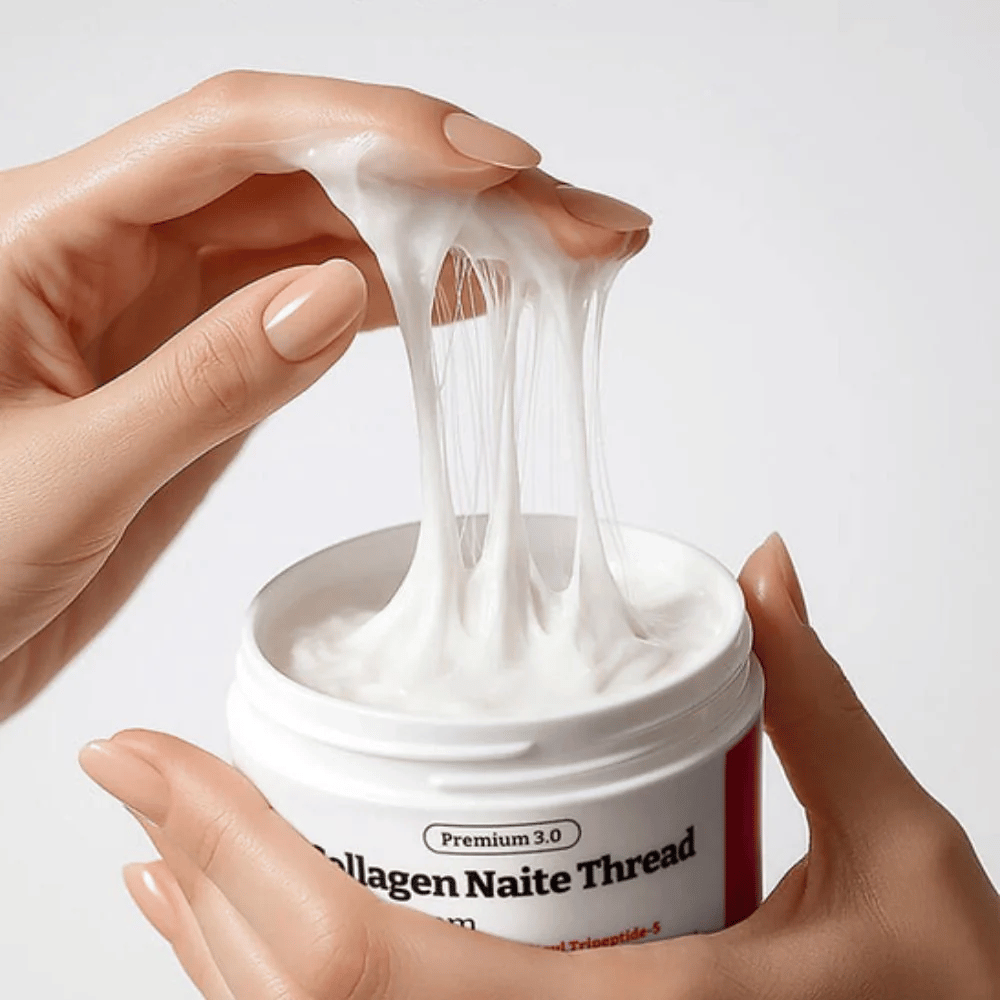 Primer plano de MEDIPEEL Collagen Naite Thread Neck Cream Premium 3.0 que muestra textura de crema fibrosa y elástica con colágeno que proporciona hidratación intensa y piel más firme en el cuello y la línea de la mandíbula.