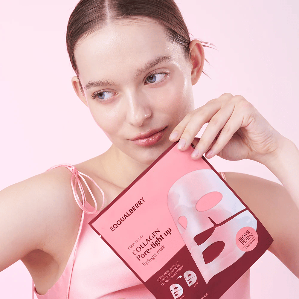 Una mujer sostiene un paquete con la mascarilla facial Collagen Pore-tight Up Hydrogel Mask frente a ella, mientras mira hacia un lado con una piel natural y fresca.