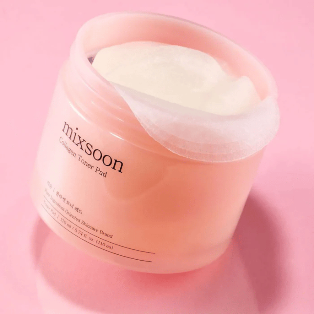 Mixsoon Collagen Toner Pad con 110 almohadillas en un tarro rosa, fotografiado contra un fondo rosa.