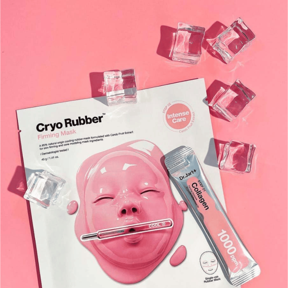 Una imagen de producto de Dr.Jart+ de la Cryo Rubber™ Firming Mask rodeada de cubitos de hielo sobre un fondo rosa, junto con un tubo etiquetado "Colágeno 1000 ppm".
