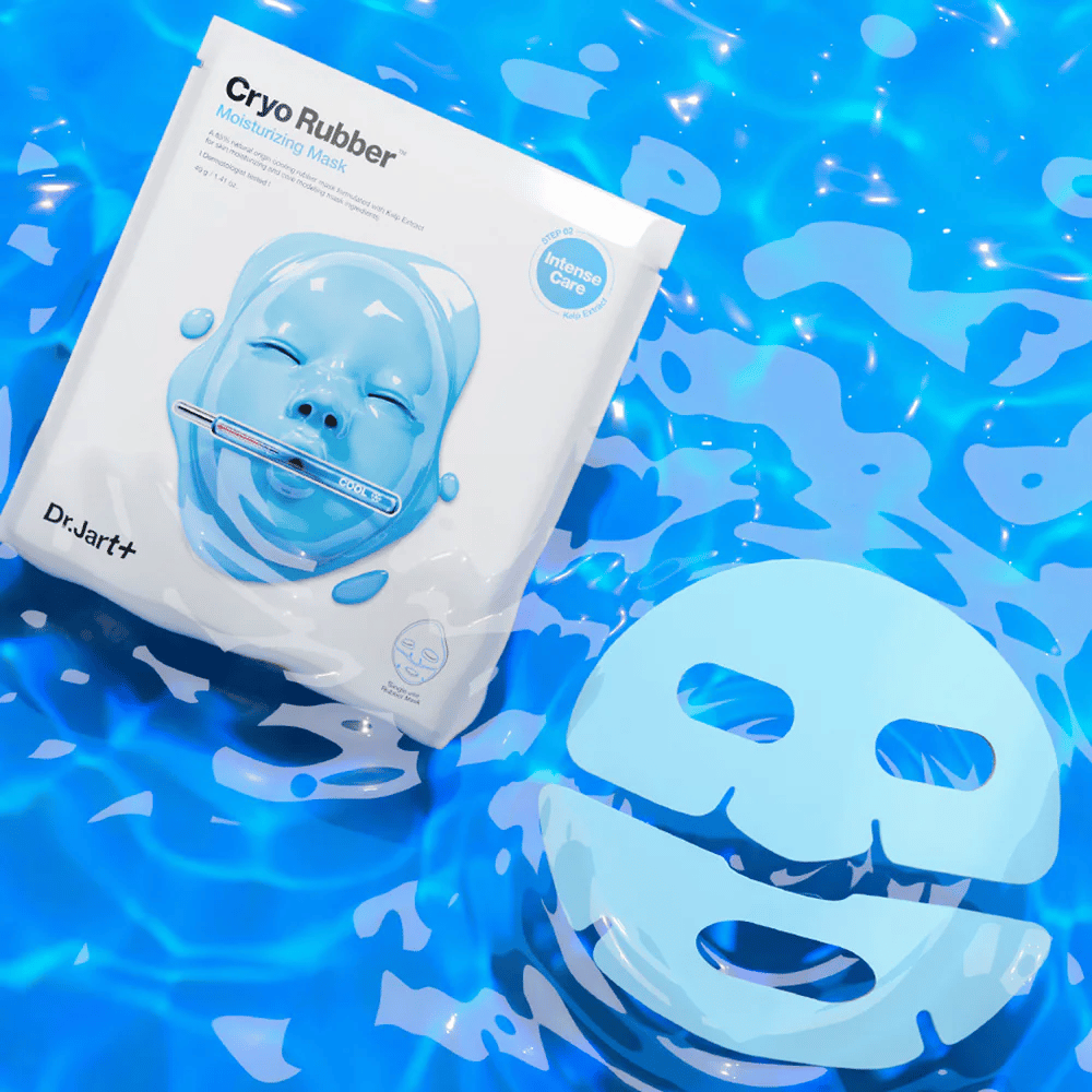 Dr.Jart+ Cryo Rubber Moisturizing Mask en embalaje azul sobre la superficie del agua junto con la máscara de goma azul. El producto se destaca como cuidado intensivo de hidratación.