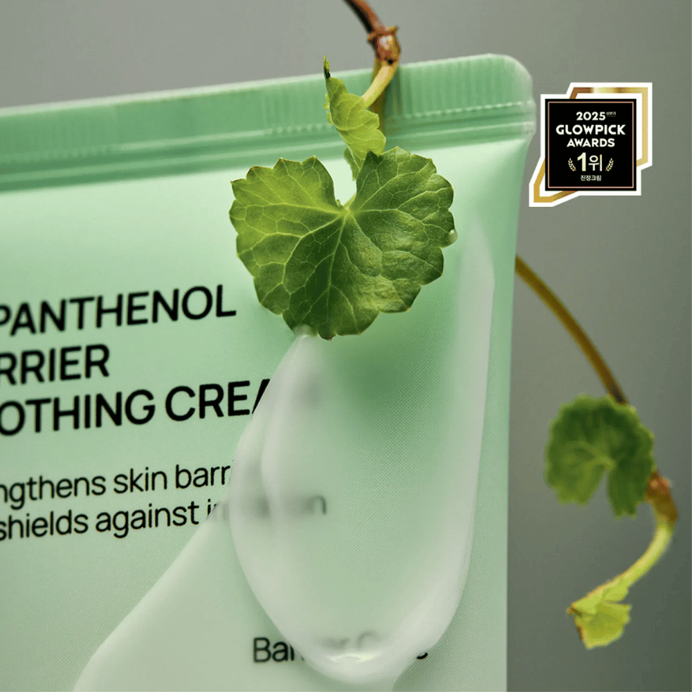 Jumiso D-Panthenol Barrier Soothing Cream con crema y planta verde, destacando ingredientes naturales.