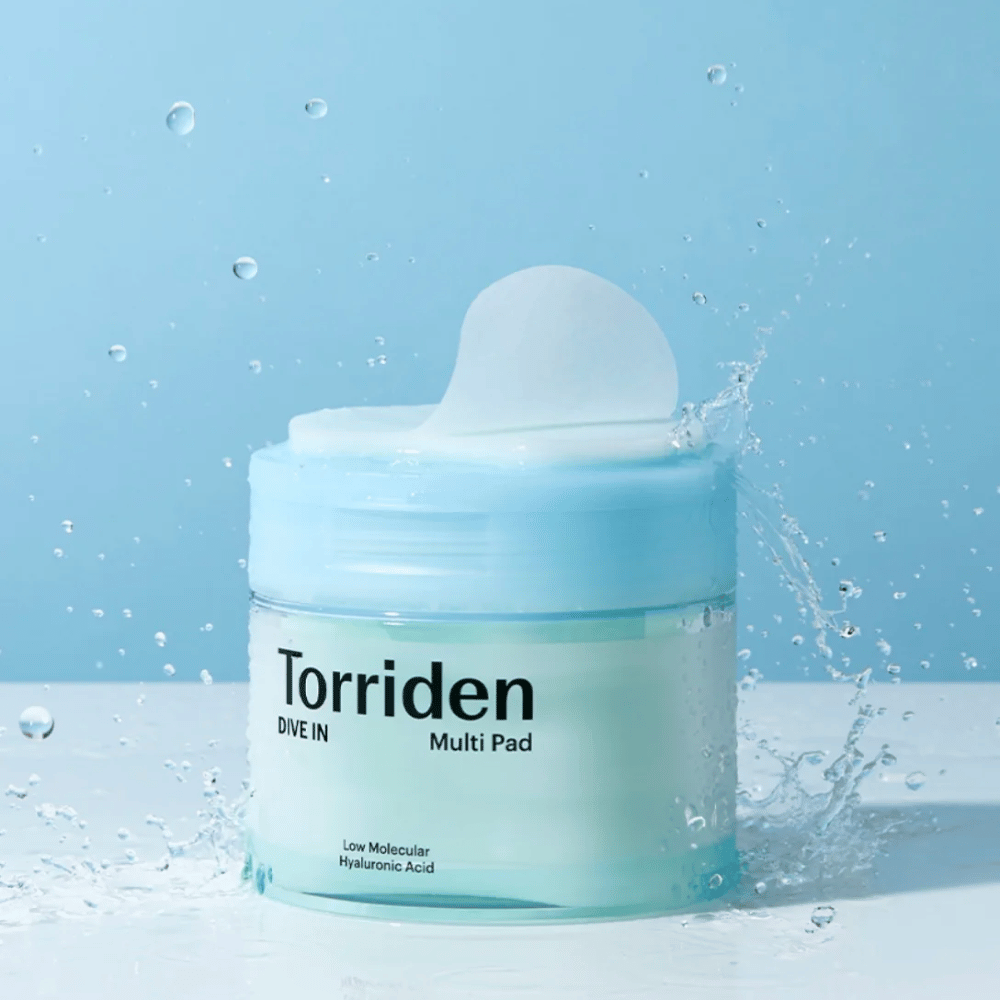 Torriden "DIVE IN Multi Pad" con gotas de agua en el aire sobre fondo azul.