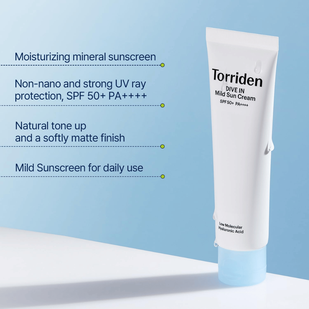 Un tubo de protector solar está de pie sobre un fondo azul claro con texto que describe propiedades como SPF 50+, hidratación y uso diario.