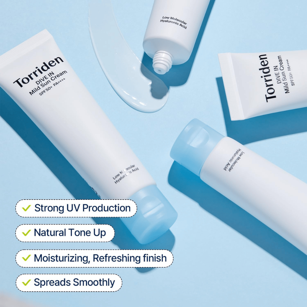 Varios tubos de Torriden DIVE-IN Mild Sun Cream están esparcidos sobre un fondo azul con un poco de producto extendido. El texto destaca beneficios como protección UV, hidratación y aplicación uniforme.