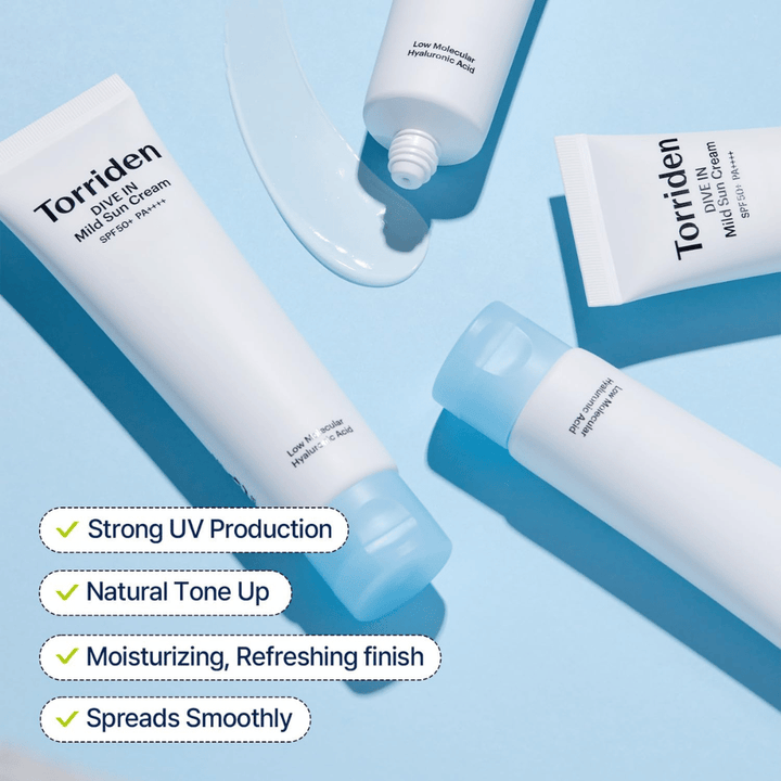 Varios tubos de Torriden DIVE-IN Mild Sun Cream están esparcidos sobre un fondo azul con un poco de producto extendido. El texto destaca beneficios como protección UV, hidratación y aplicación uniforme.