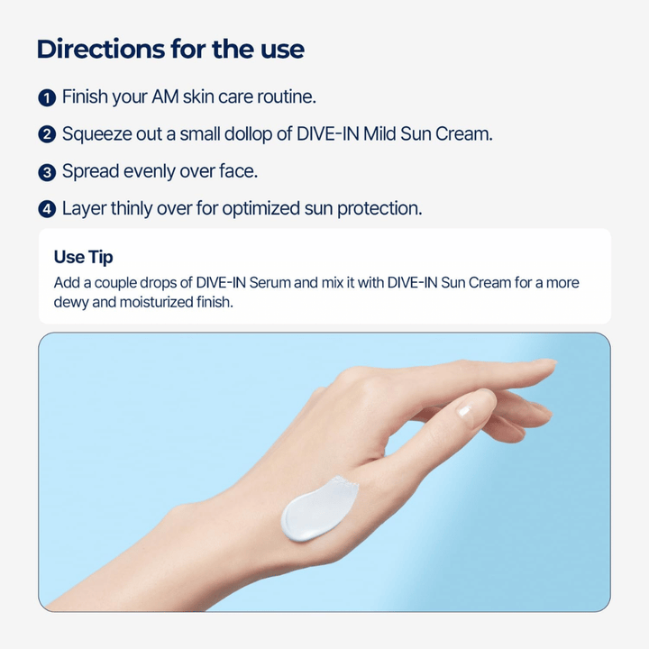 Imagen instructiva que muestra cómo se usa el producto paso a paso. Debajo del texto se ve una mano con una porción de protector solar en el dorso sobre un fondo azul claro.