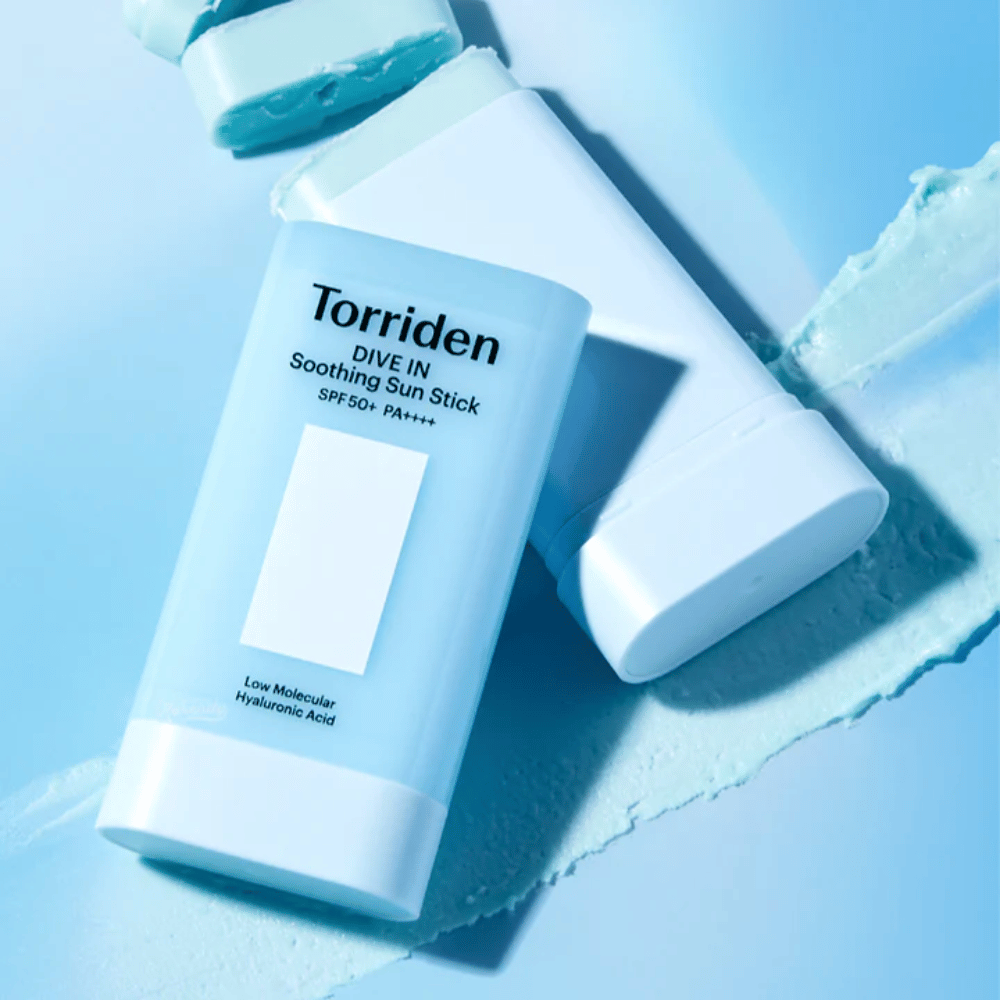 Torriden DIVE IN Soothing Sun Stick SPF50+ PA++++ junto con la textura del producto extendida que ilustra la aplicación hidratante y ligera.