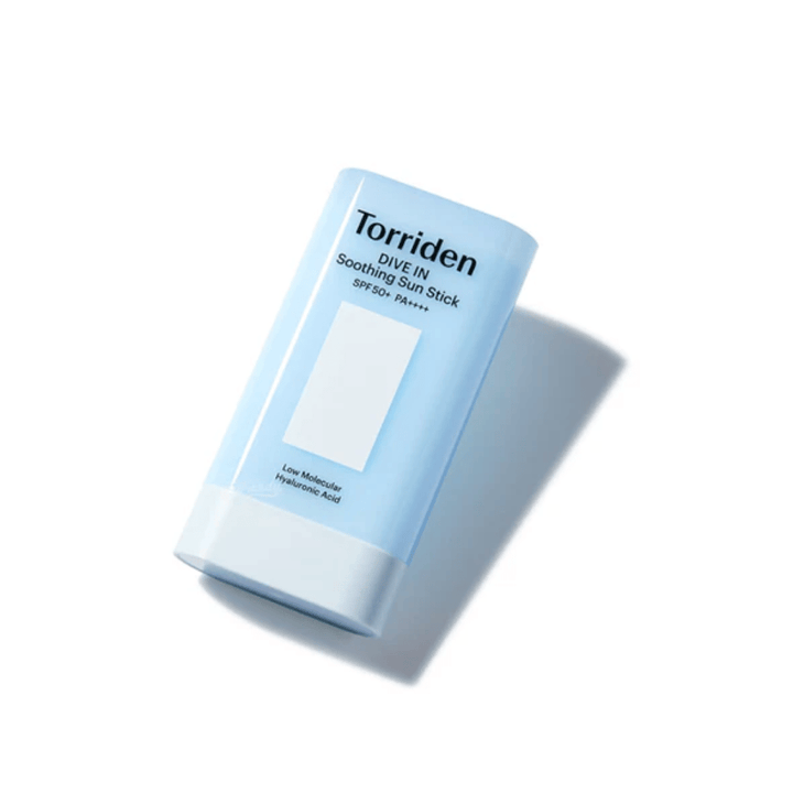 Torriden DIVE IN Soothing Sun Stick SPF50+ PA++++ fotografiado en un ángulo que resalta el diseño compacto y elegante.