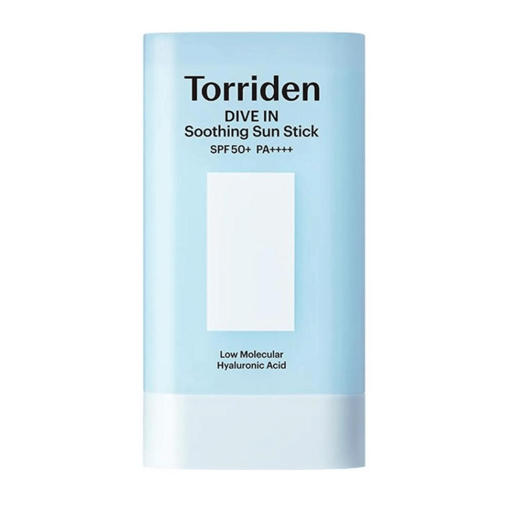 Torriden DIVE IN Soothing Sun Stick SPF50+ PA++++ con ácido hialurónico de bajo peso molecular en envase azul claro sobre un fondo neutro.