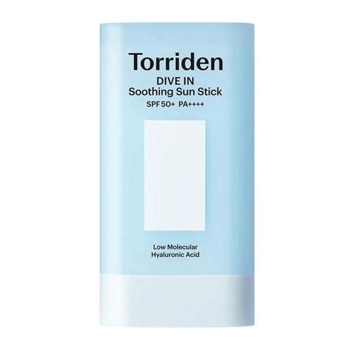 Torriden DIVE IN Soothing Sun Stick SPF50+ PA++++ con ácido hialurónico de bajo peso molecular en envase azul claro sobre un fondo neutro.