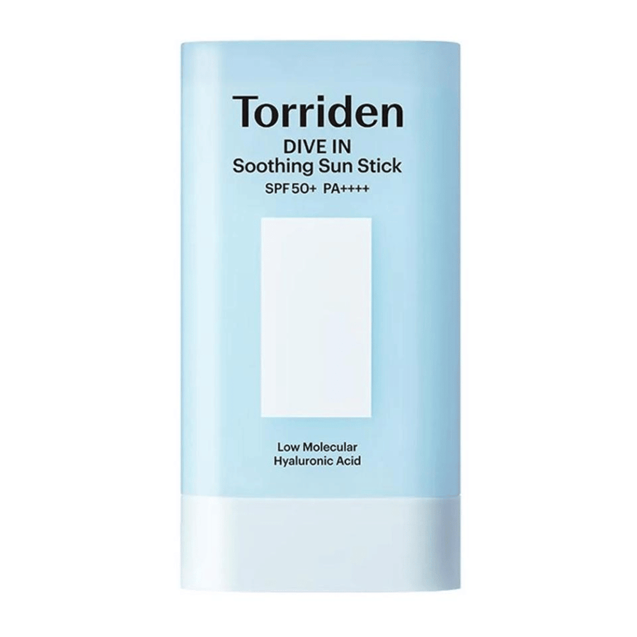 Torriden DIVE IN Soothing Sun Stick SPF50+ PA++++ con ácido hialurónico de bajo peso molecular en envase azul claro sobre un fondo neutro.