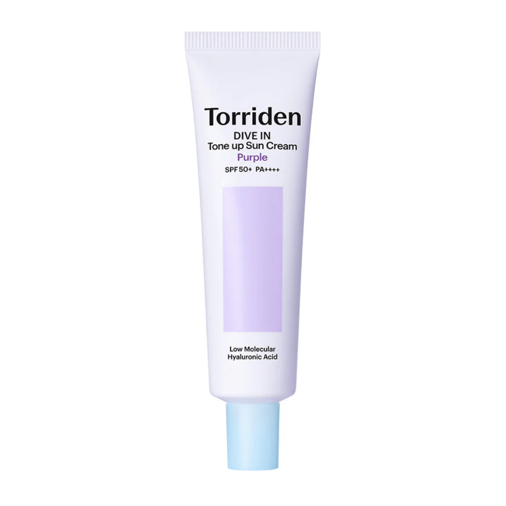 Torriden DIVE IN Tone Up Sun Cream Purple SPF50+ PA++++ en tubo blanco y lila con ácido hialurónico de bajo peso molecular sobre un fondo neutro.