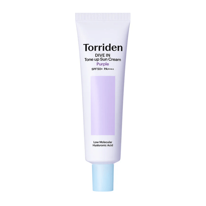 Torriden DIVE IN Tone Up Sun Cream Purple SPF50+ PA++++ en tubo blanco y lila con ácido hialurónico de bajo peso molecular sobre un fondo neutro.