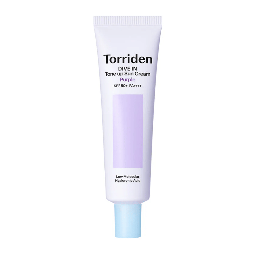 Torriden DIVE IN Tone Up Sun Cream Purple SPF50+ PA++++ en tubo blanco y lila con ácido hialurónico de bajo peso molecular sobre un fondo neutro.
