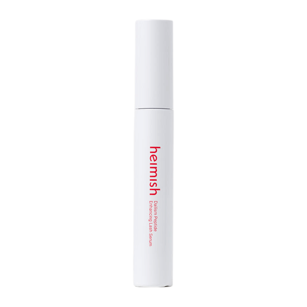 Imagen del producto de Heimish Dailism Peptide Enhancing Lash Serum sobre un fondo claro. El sérum para el cuidado de las pestañas se presenta en un elegante envase blanco con enfoque en el cuidado diario y el efecto fortalecedor para las pestañas.