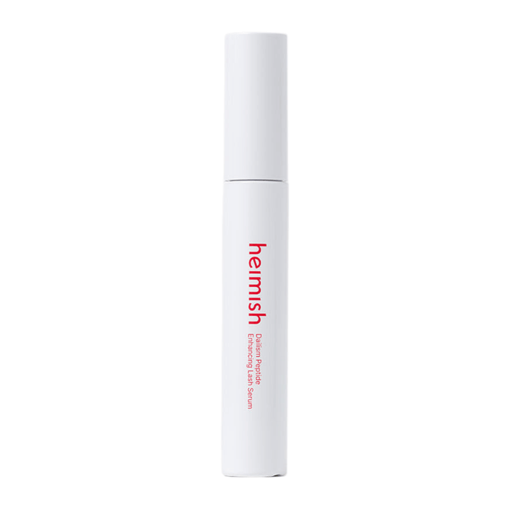 Imagen del producto de Heimish Dailism Peptide Enhancing Lash Serum sobre un fondo claro. El sérum para el cuidado de las pestañas se presenta en un elegante envase blanco con enfoque en el cuidado diario y el efecto fortalecedor para las pestañas.