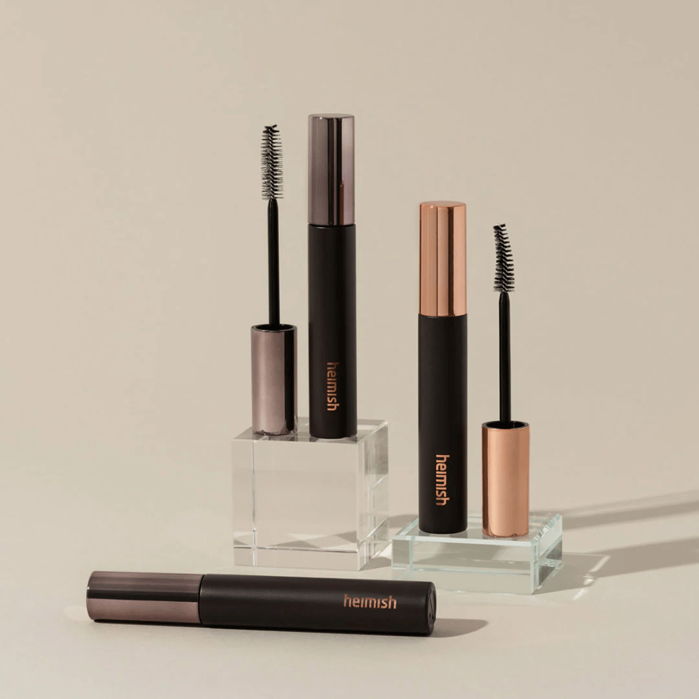 Heimish Dailism Smudge Stop Mascara con cepillos visibles que muestran la diferencia entre el cepillo de volumen y el de rizado.
