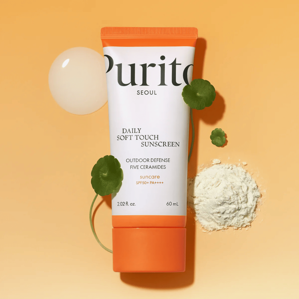 Purito Daily Soft Touch Sunscreen es un protector solar con SPF50+ PA++++ que protege eficazmente la piel contra los rayos UV. Contiene cinco ceramidas para fortalecer la barrera cutánea y Centella Asiática para un efecto calmante. Fórmula ligera que se absorbe rápidamente sin sensación pegajosa. Adecuado para todo tipo de piel, incluso piel sensible. Vegano y cruelty-free.