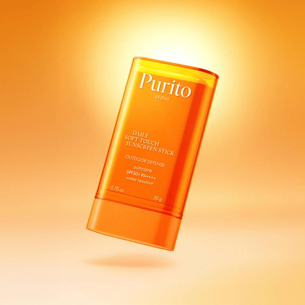 Purito Daily Soft Touch Sunscreen Stick con SPF50+ PA++++ ofrece protección resistente al agua contra UVA/UVB. La fórmula ligera se desliza suavemente sobre la piel sin dejar residuos pegajosos – perfecto para la protección diaria al aire libre.