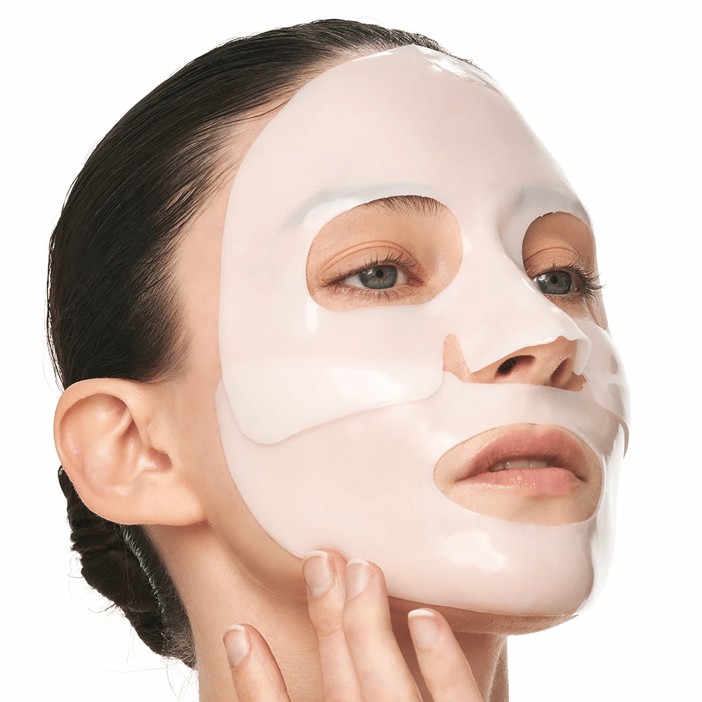 Mujer con Sungboon Editor Deep Collagen Power Boosting Mask en hidrogel, un Sheet mask hidratante que fortalece la elasticidad de la piel.