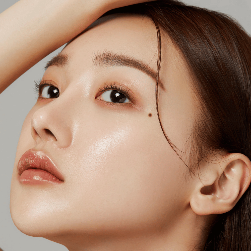Primer plano de piel radiante – resultado de Medicube Deep Lifting Peptide Eye Cream que fortalece la elasticidad de la piel e hidrata.