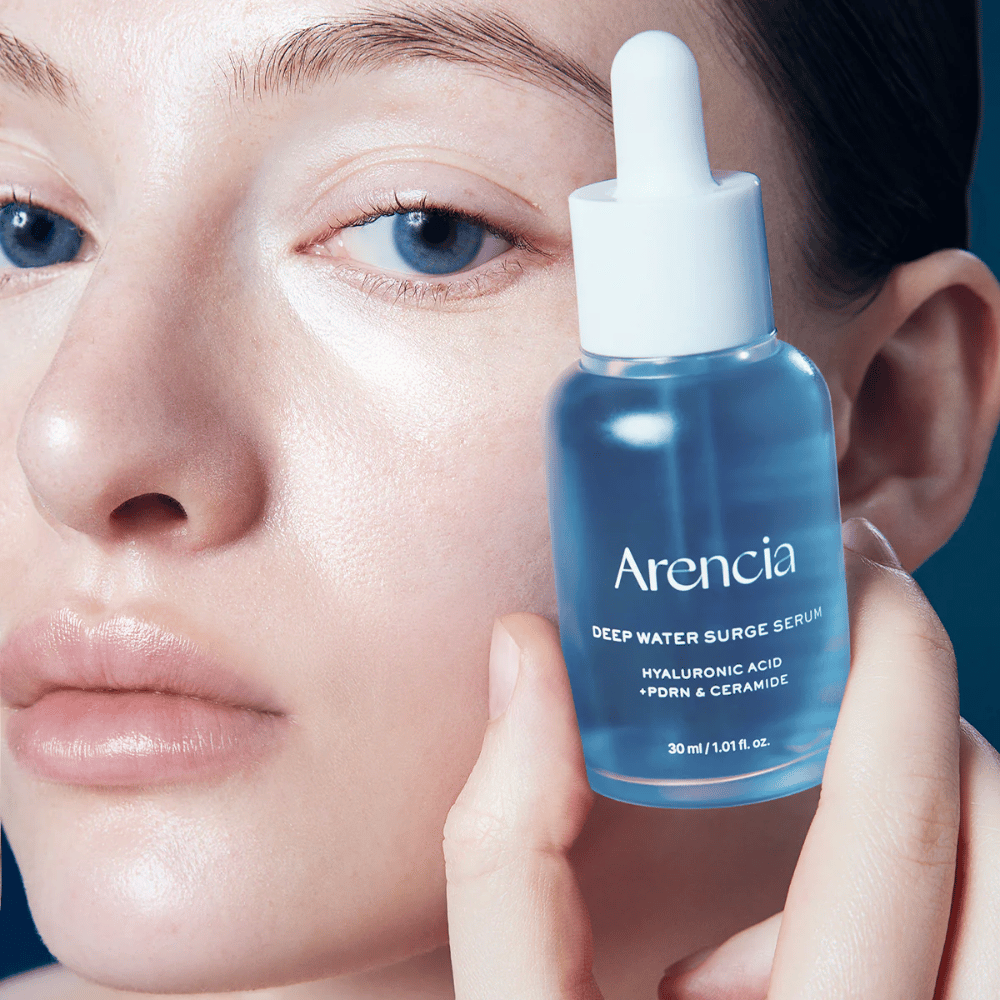 Modelo aplicando Arencia Deep Water Surge Serum – suero hidratante coreano con ácido hialurónico, PDRN y ceramidas que calma la piel sensible y fortalece la barrera cutánea.