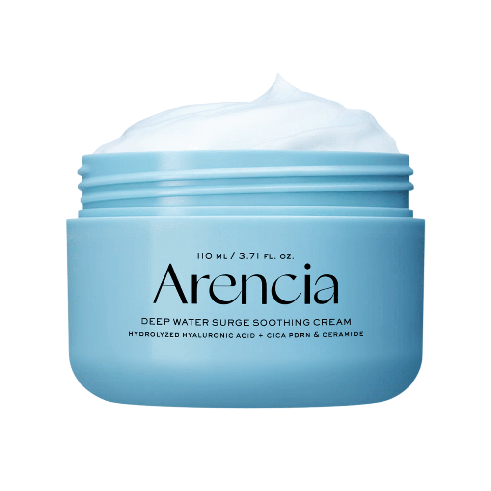 Primer plano de Arencia Deep Water Surge Soothing Cream que muestra la suave y refrescante consistencia de la crema para una hidratación profunda de la piel seca y sensible.