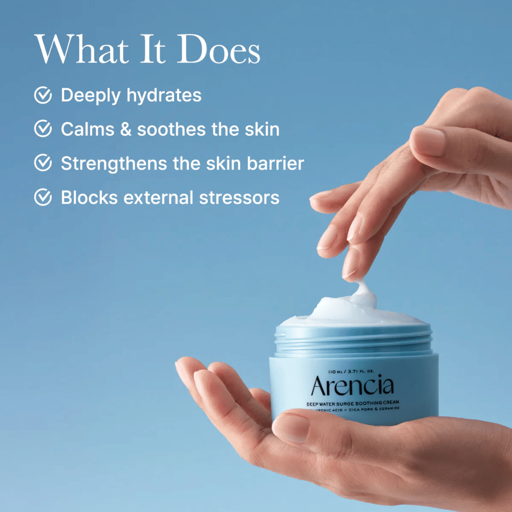 Aplicación de Arencia Deep Water Surge Soothing Cream – crema gel ligera con ácido hialurónico y ceramidas que se absorbe rápidamente sin dejar sensación pegajosa.