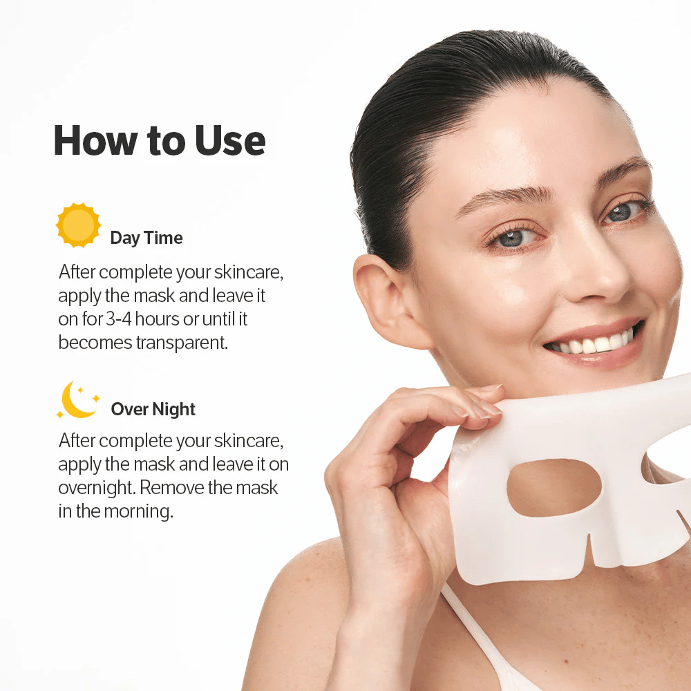 Mujer que sostiene Sungboon Editor Deep Collagen Power Boosting Mask con instrucciones para uso diurno y nocturno.