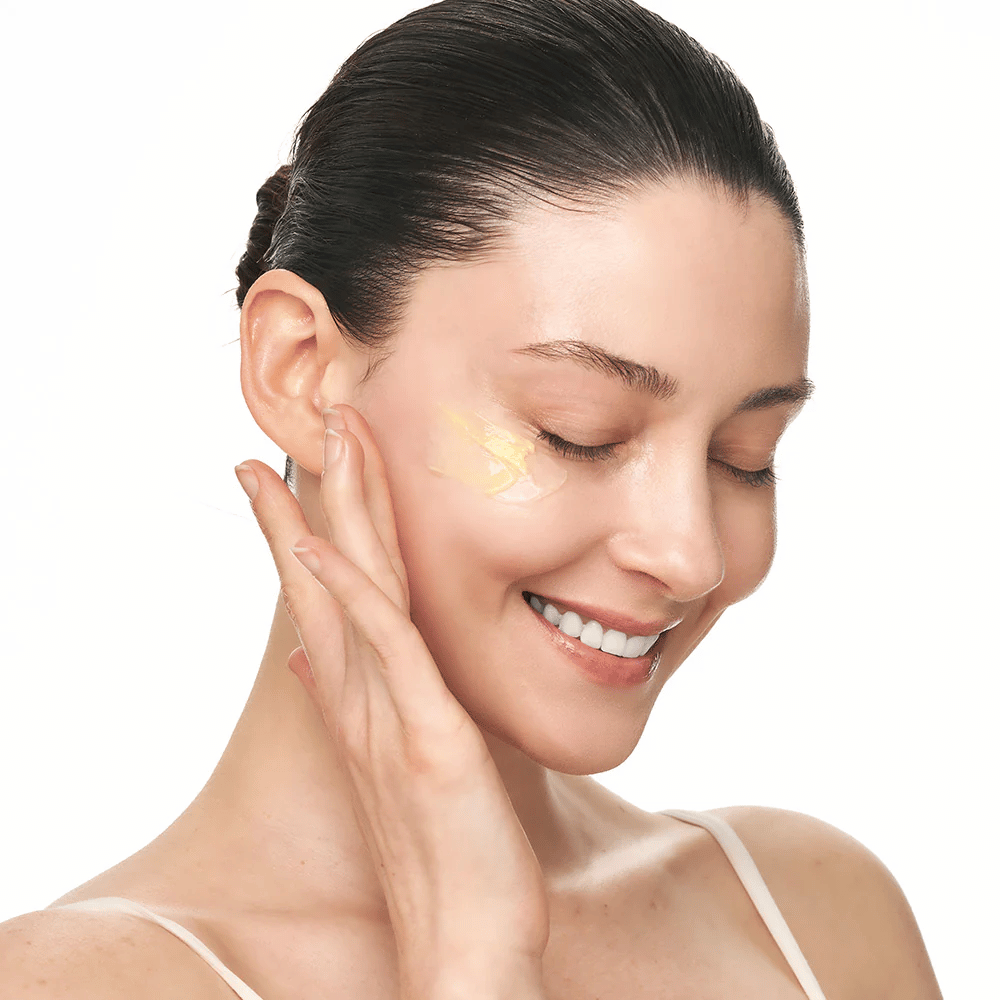 Persona masajeando Sungboon Editor Deep Collagen Retinol Capsule Cream en la mejilla. El producto proporciona brillo, firmeza e hidratación duradera.