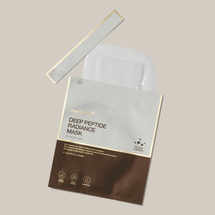 Medicube Deep Peptide Radiance Mask en empaque abierto con Sheet mask visible, presentación líquida sobre fondo neutro.