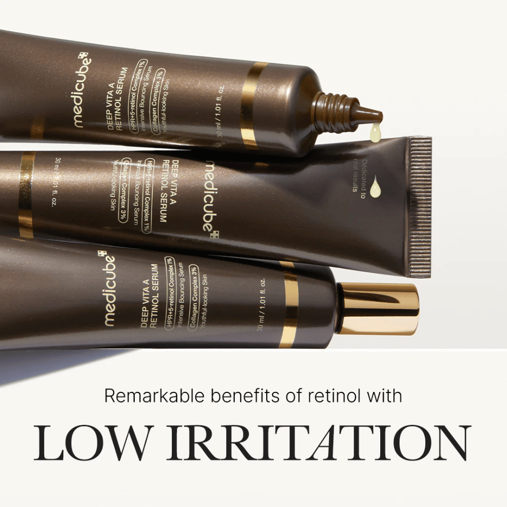 Tres tubos de Medicube Deep Vita A Retinol Serum con gotas de suero, resaltan los beneficios del retinol con baja irritación.