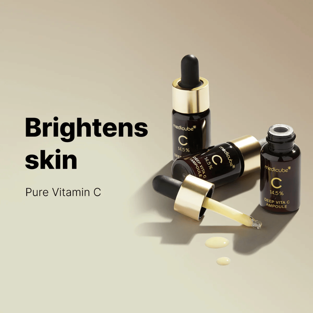 Medicube Deep Vita C Ampoule con 14,5 % de vitamina C, se presenta en elegantes botellas con pipetas doradas. El producto está diseñado para iluminar el tono de la piel y dar un cutis radiante. El texto "Brightens skin" y "Pure Vitamin C" refuerza el mensaje.