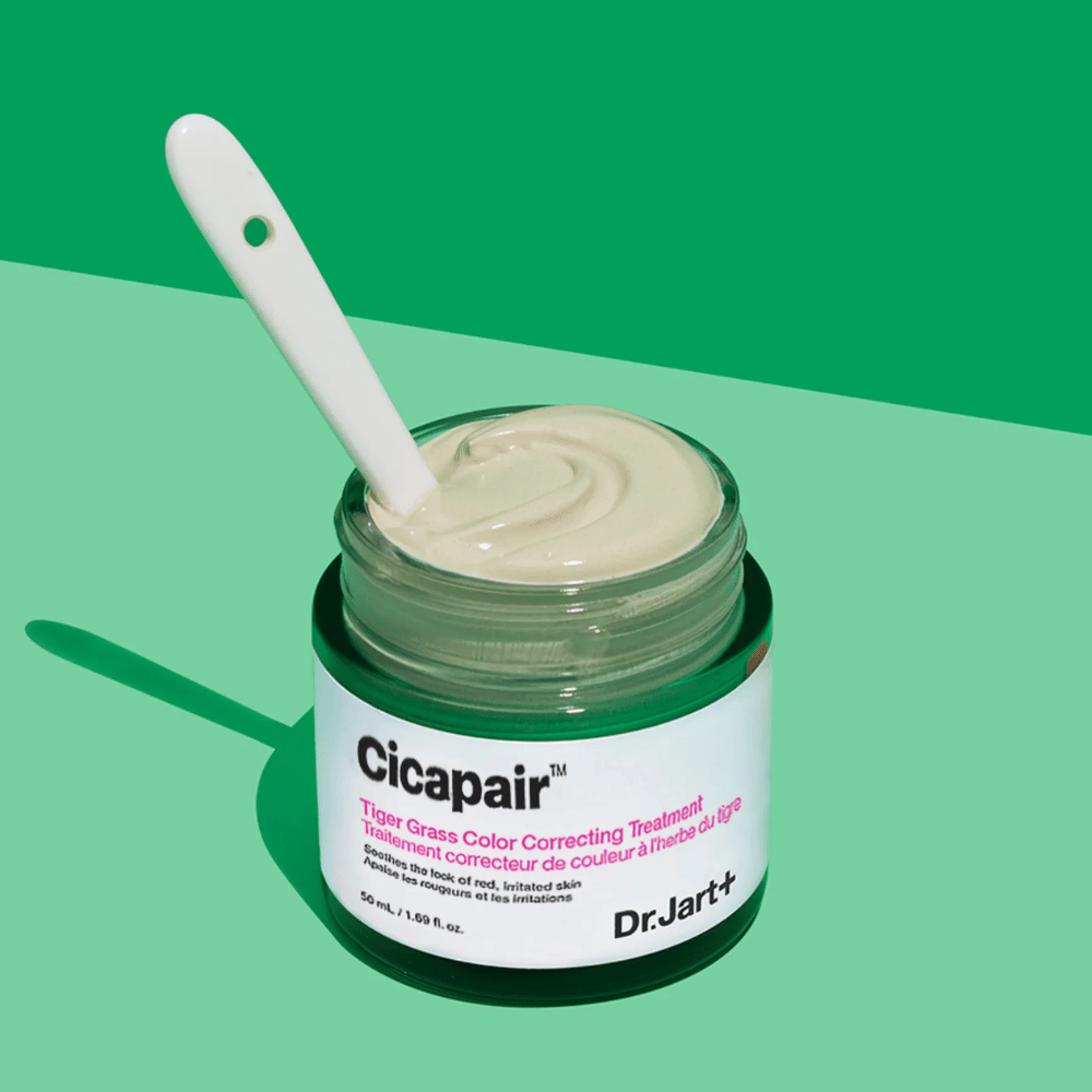 Un frasco Cicapair Tiger Grass Color Correcting Treatment 50ml de Dr Jart+ sobre fondo verde.