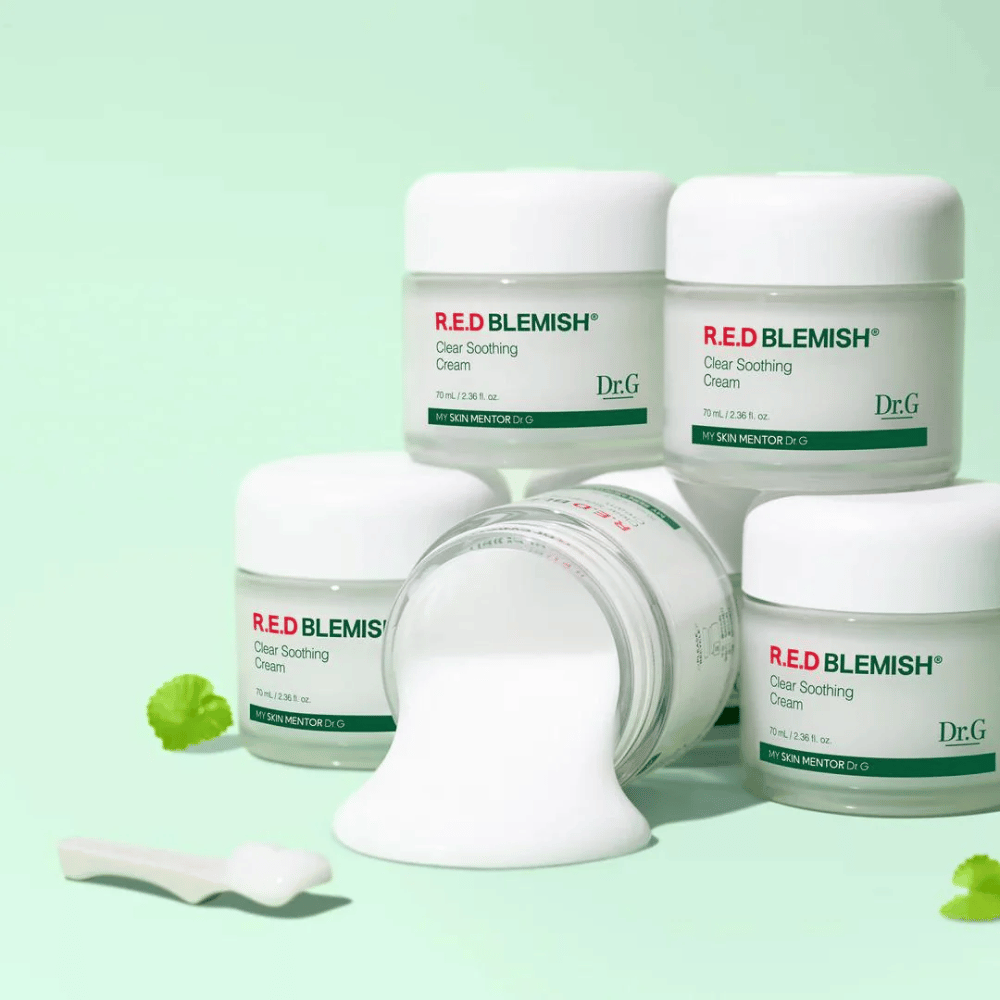 Dr.G R.E.D Blemish Clear Soothing Cream ofrece hidratación intensa y alivio para la piel sensible. La fórmula con Centella Asiatica y ácido hialurónico fortalece la barrera de la piel y reduce la irritación. Perfecta para el uso diario para un tono de piel equilibrado y claro.