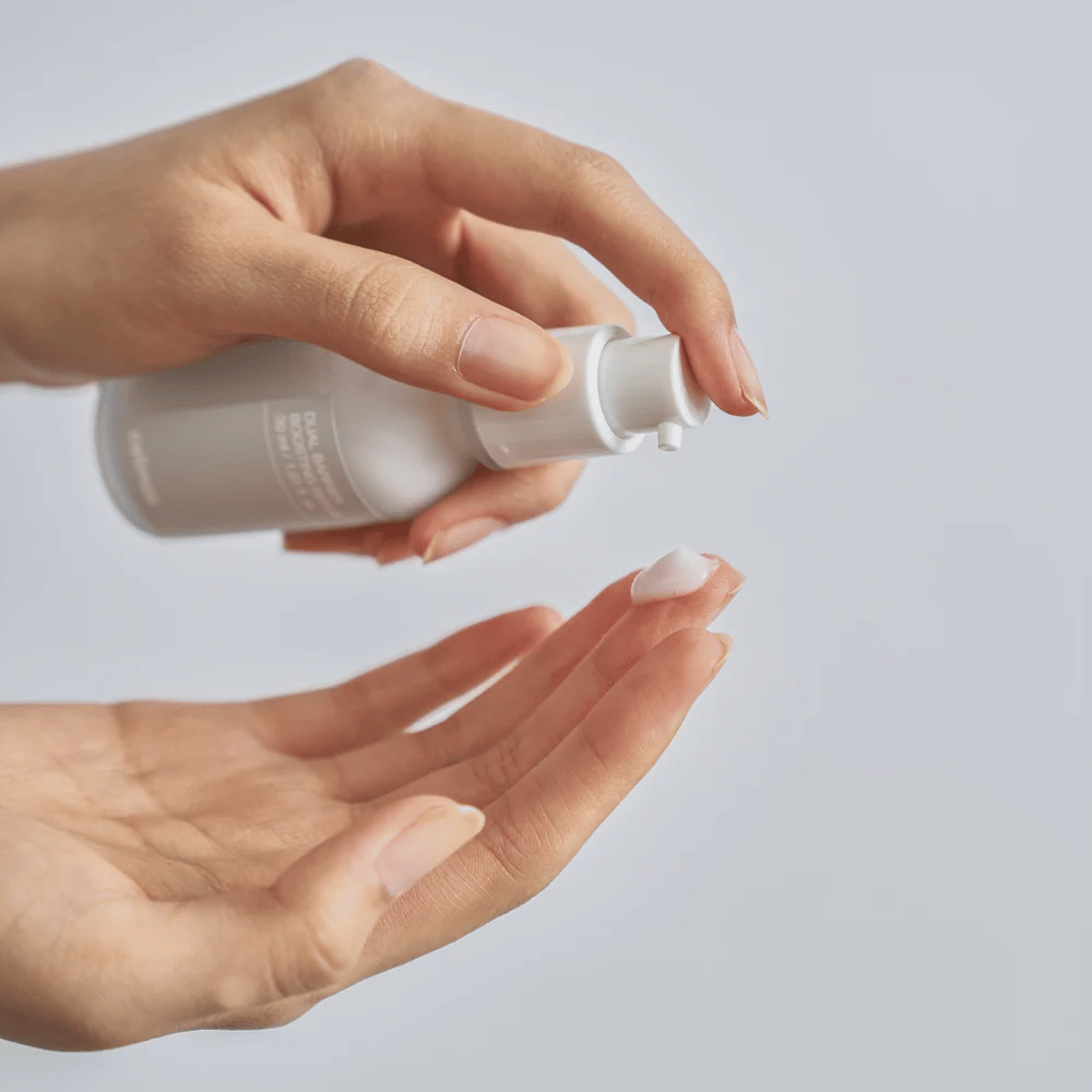 Celimax Dual Barrier Boosting Serum se bombea en la mano, textura de suero ligero para el cuidado diario de la piel y reparación de la barrera.