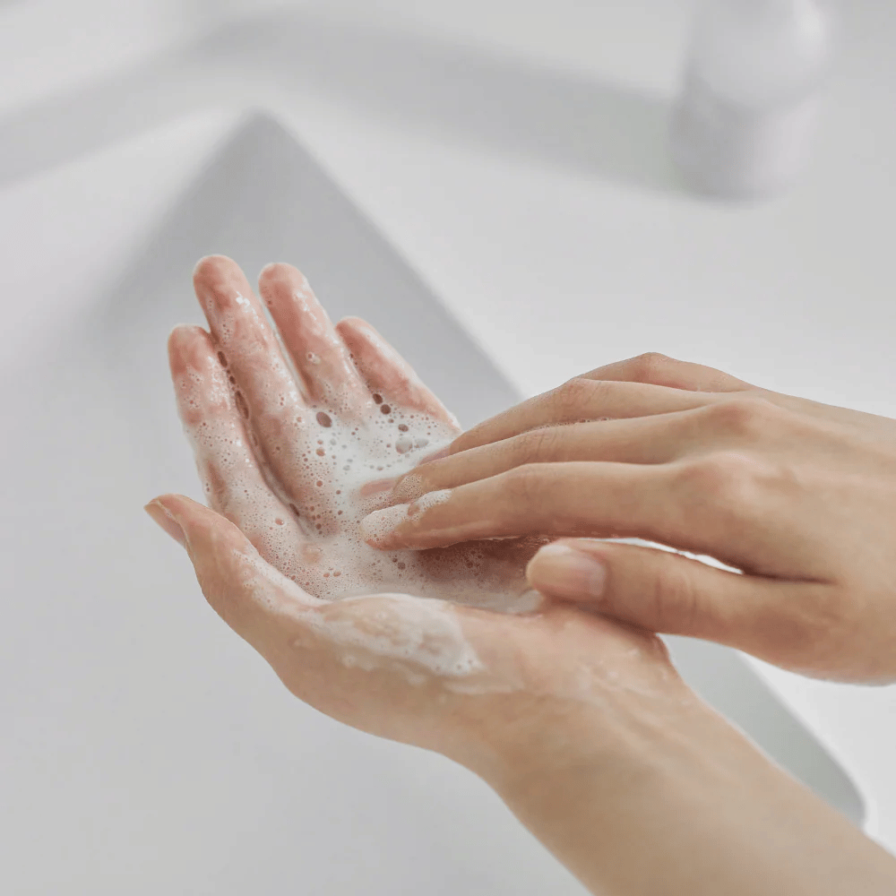 Limpiador facial en gel suave que hace espuma en las manos – limpiador facial suave que limpia la piel eficazmente sin resecar, perfecto para pieles sensibles y con barrera débil.