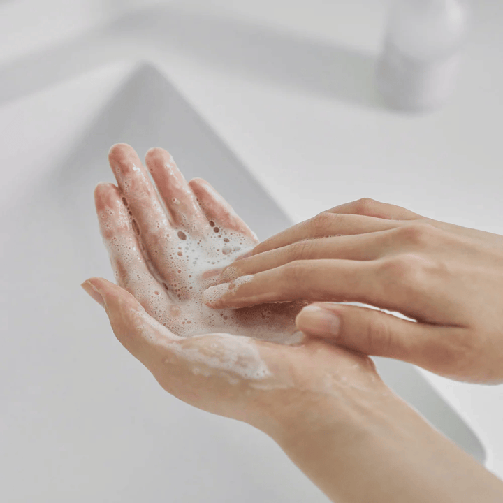 Limpiador facial en gel suave que hace espuma en las manos – limpiador facial suave que limpia la piel eficazmente sin resecar, perfecto para pieles sensibles y con barrera débil.