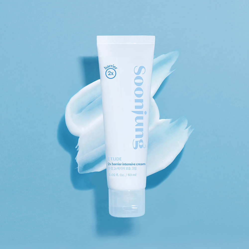 Un tubo de crema blanca que repara daños en la piel e hidrata la piel, específicamente ETUDE Soon Jung 2x Barrier Intensive Cream 60ml, sobre fondo azul.