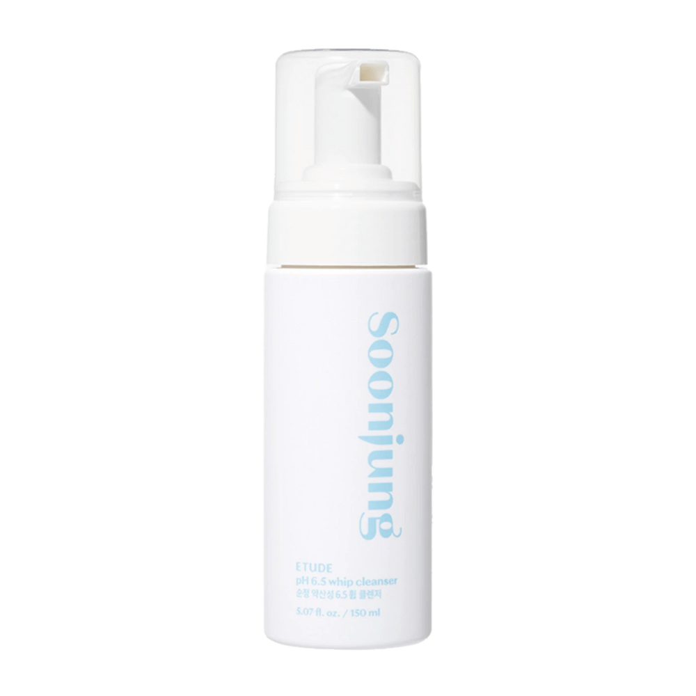 Una botella de bomba blanca con el texto "Soon Jung pH 6.5 Whip Cleanser" de ETUDE, contiene 5.07 oz. / 150 ml. El diseño es simple y moderno con un fondo blanco limpio.