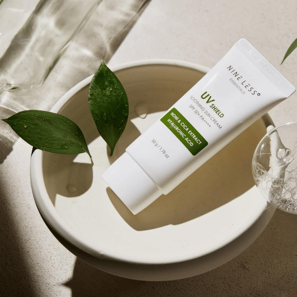 NINE LESS Essentials UV Shield Soothing Sun Cream SPF 50+ PA++++ con extractos calmantes de noni y cica, así como ácido hialurónico, para protección solar diaria e hidratación.