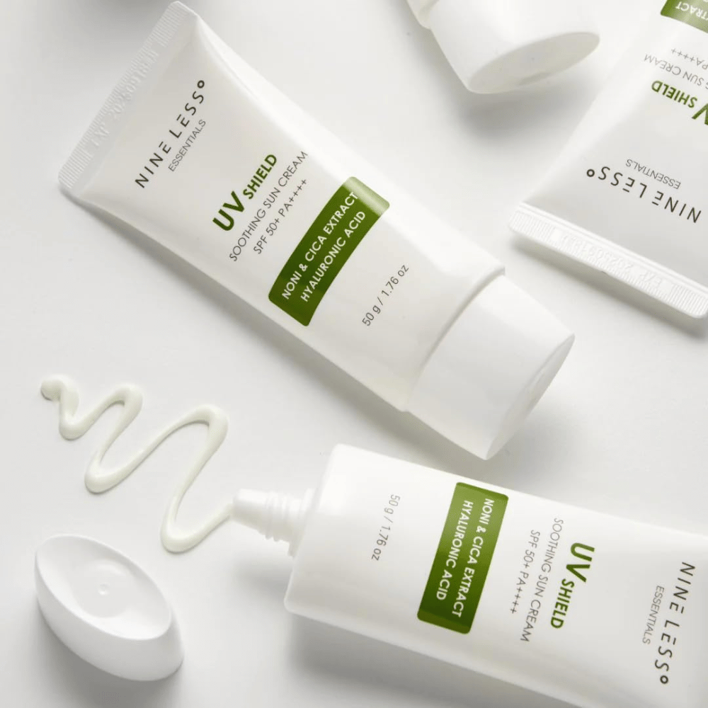 NINE LESS Essentials UV Shield Soothing Sun Cream SPF 50+ PA++++ con noni, cica y ácido hialurónico que hidrata y protege la piel contra los rayos UVA y UVB.