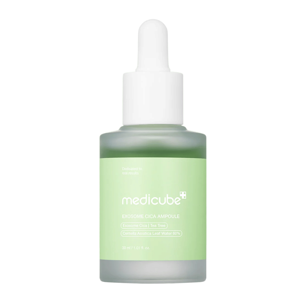 Primer plano de Medicube Exosome Cica Ampoule en vidrio esmerilado con etiqueta verde y tapón de pipeta.