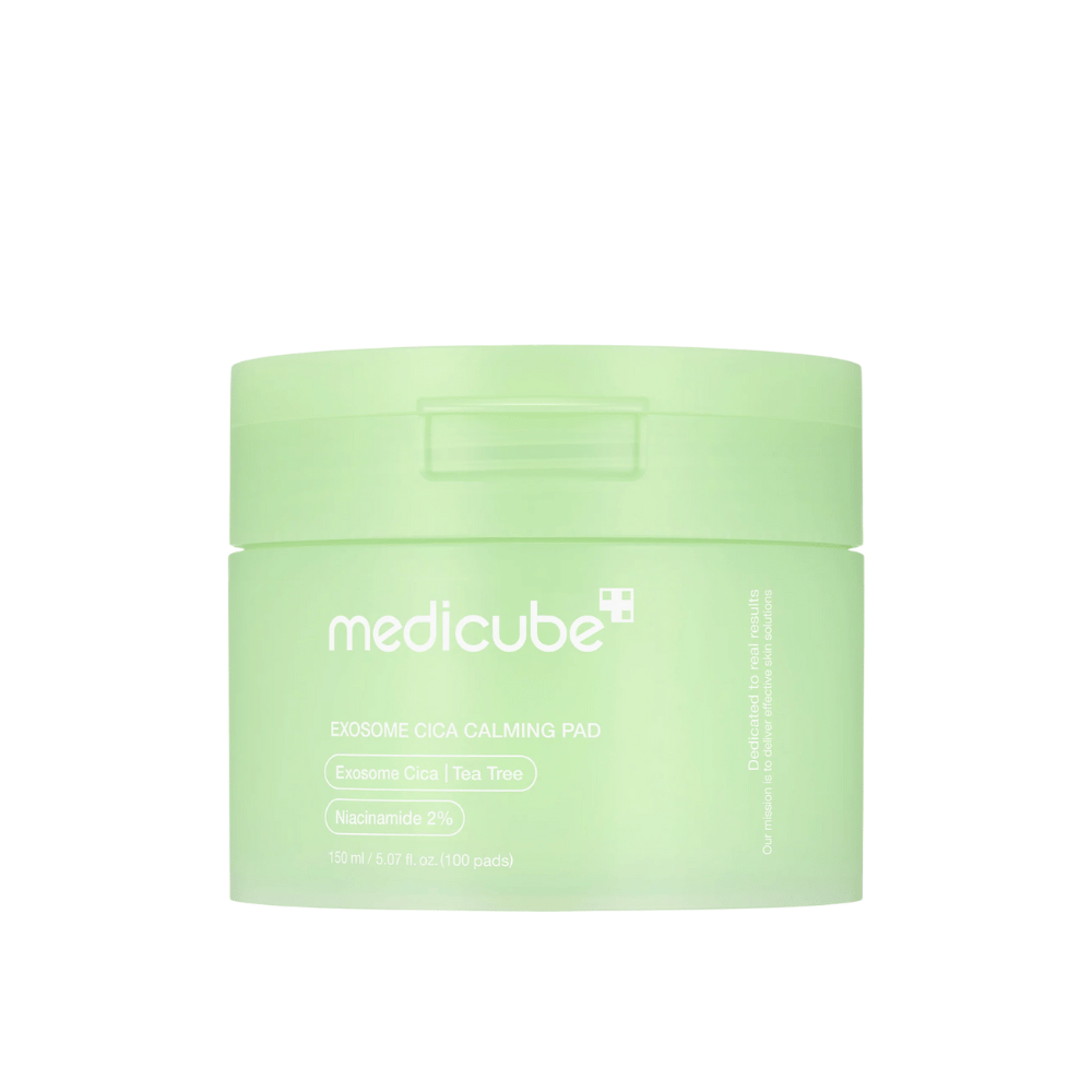 Primer plano de Medicube Exosome Cica Calming Pads en un frasco verde claro, 150 ml/100 almohadillas para el cuidado de la piel calmante e hidratante.