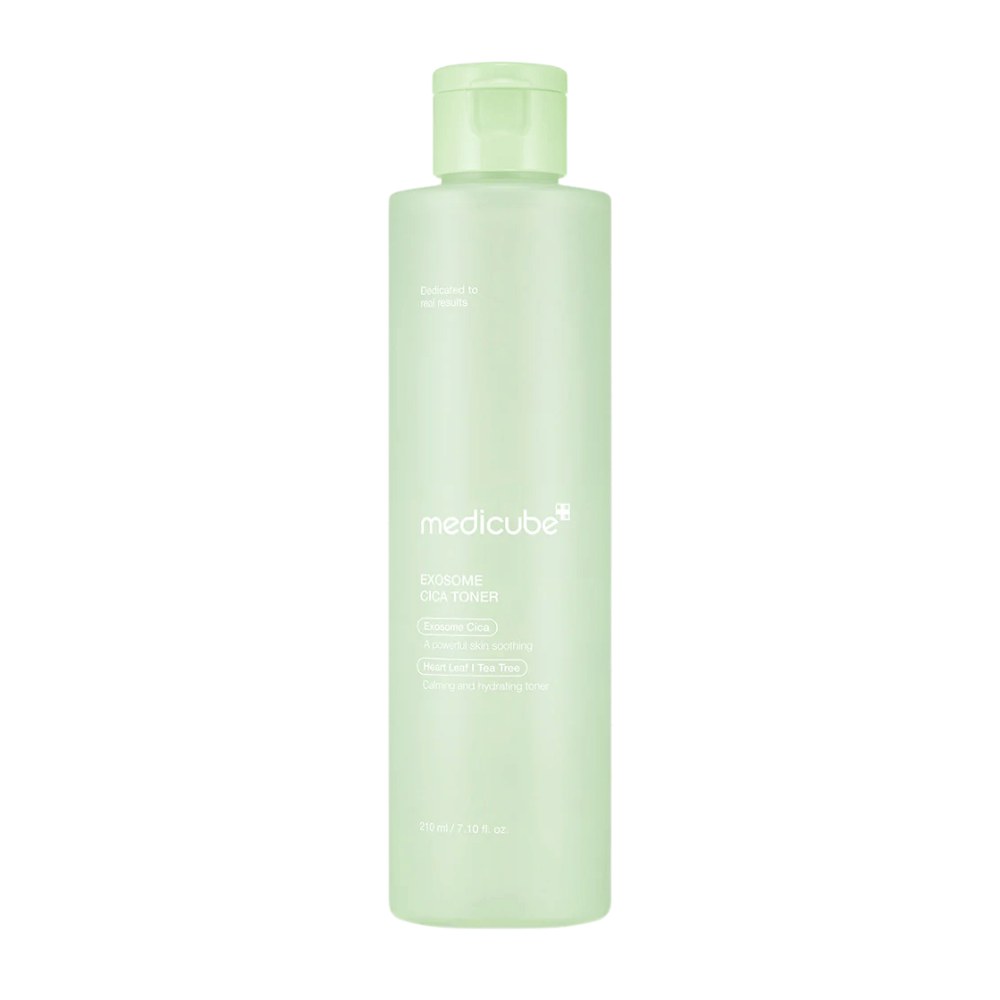 Primer plano de Medicube Exosome Cica Toner en botella verde claro, tónicos calmantes e hidratantes para piel sensible.