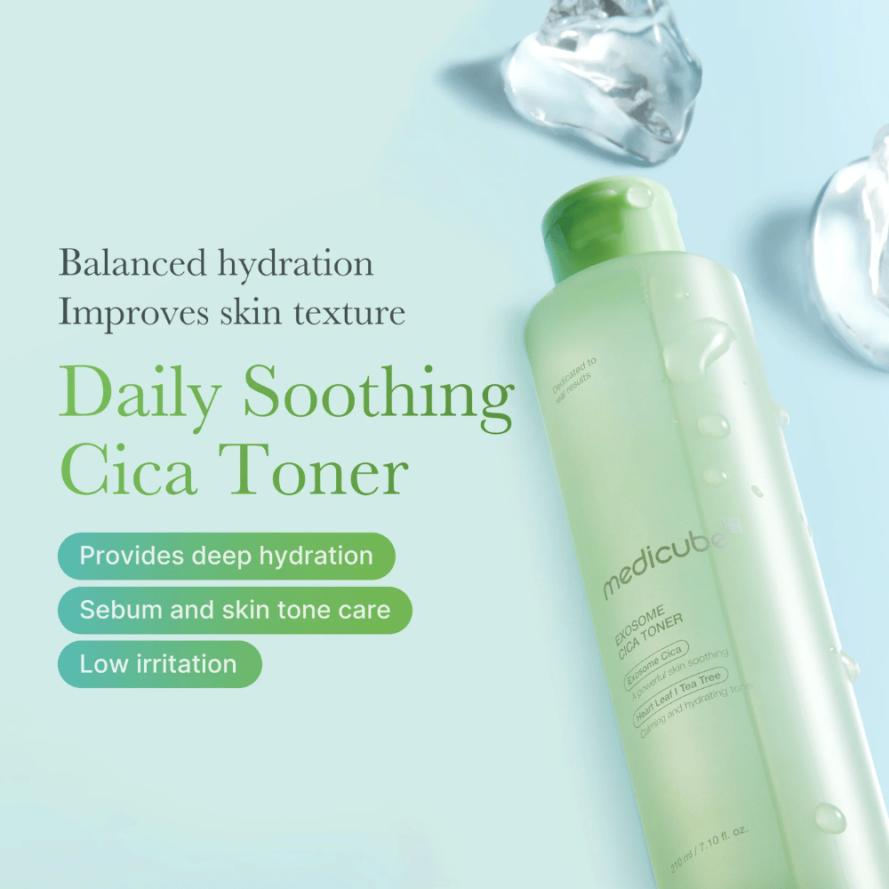Medicube Exosome Cica Toner al lado de cubitos de hielo, comercializado con Ventajas: hidratación profunda, control de sebo y baja irritación.