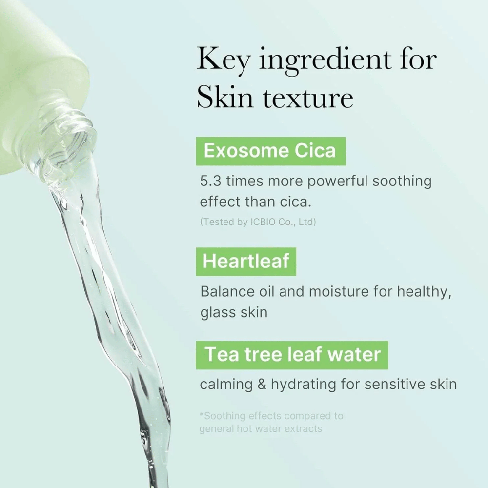 Primer plano de botella sostenida, destacando ingredientes en Medicube Exosome Cica Toner: Exosome Cica, Heartleaf y Tea Tree Leaf Water para equilibrio de la piel y efecto calmante.