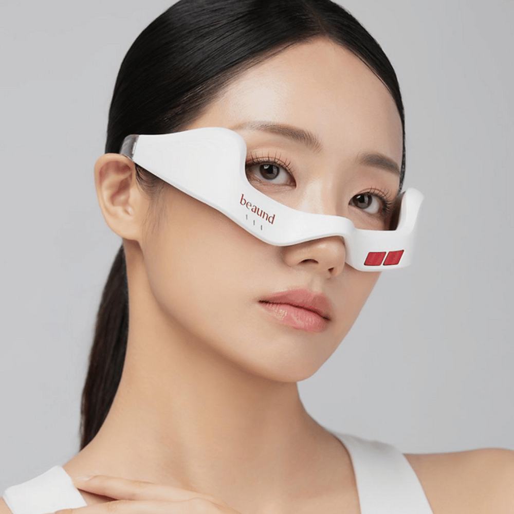 Primer plano de una modelo que lleva Beaund Eye Rejuv para resaltar el ajuste ergonómico y el diseño elegante alrededor de la zona de los ojos.