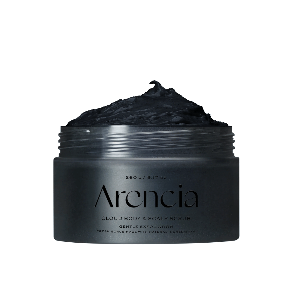 Arencia Cloud Body & Scalp Scrub con textura exfoliante negra en tarro abierto, exfoliante corporal y de cuero cabelludo que exfolia y limpia suavemente.